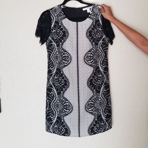 Very trendy printed midi dress with lace sleeves